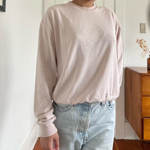 Light pink brandy Melville crewneck - Picture 2 of 4